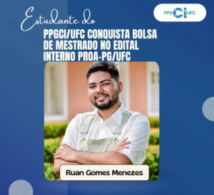 Tarjeta con fondo en tonos azules y el logotipo del PPGCI/UFC en la esquina superior derecha. En la parte superior, se lee el texto: "Estudiante del PPGCI/UFC obtiene beca de maestría en la convocatoria interna PROA-PG/UFC". Debajo, aparece una fotografía del estudiante Ruan Gomes Menezes, quien se muestra sonriendo, vistiendo una camisa blanca y un overol claro, con los brazos cruzados. Al fondo, es posible observar parte de un edificio en tono salmón y áreas verdes. En la parte inferior de la imagen, hay una franja con el nombre Ruan Gomes Menezes destacado.