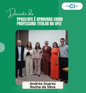 Arte em fundo verde com a identidade visual do PPGCI/UFC no canto superior direito. Na parte superior, aparece a frase: “Docente do PPGCI/UFC é aprovada como professora titular na UFC!”. Ao centro, há uma fotografia com seis pessoas em pé, posando lado a lado em um ambiente interno, aparentemente uma sala de apresentação ou auditório, diante de uma tela de projeção. A pessoa em destaque está ao centro do grupo, vestindo um conjunto social rosa-claro. Na parte inferior da imagem, há uma tarja com o nome “Andréa Soares Rocha da Silva”.